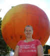 00v-laurie-giant-peach.jpg (191572 bytes)